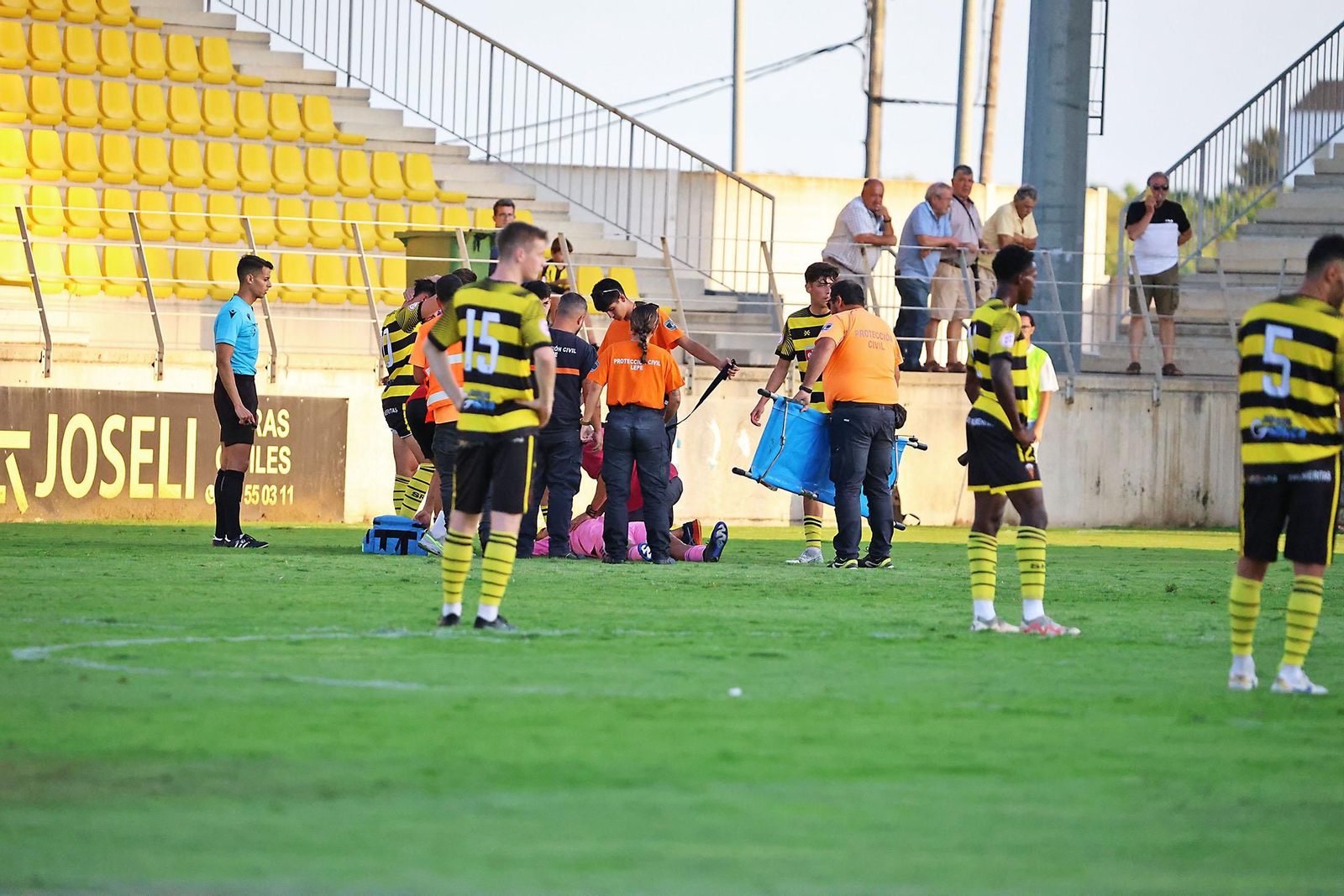 Imágenes del Trofeo de la Bella entre el San Roque de Lepe y el Recreativo de Huelva