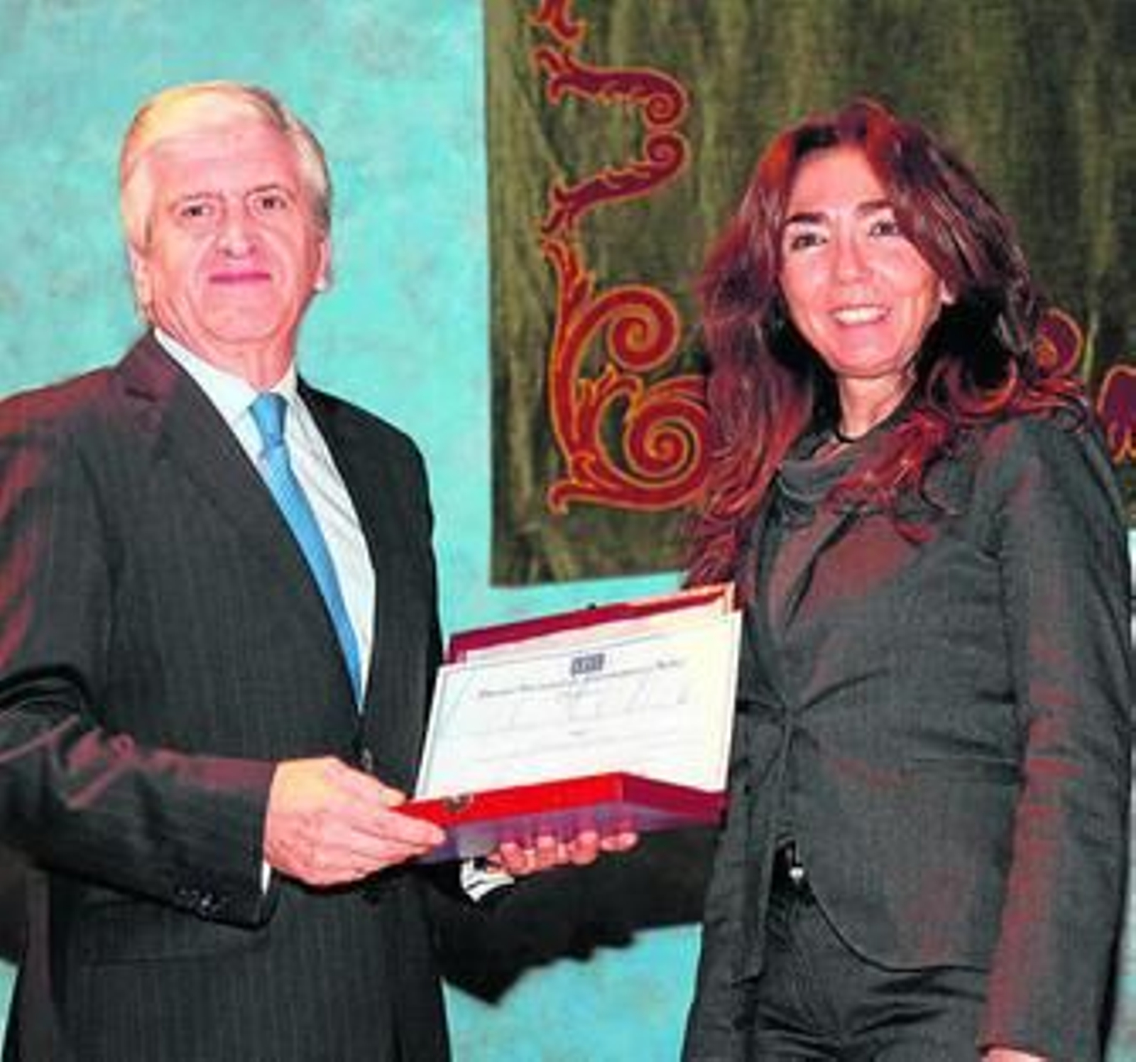 El doctor Enrique de Porres, consejero delegado de Asisa, recoge el premio.
