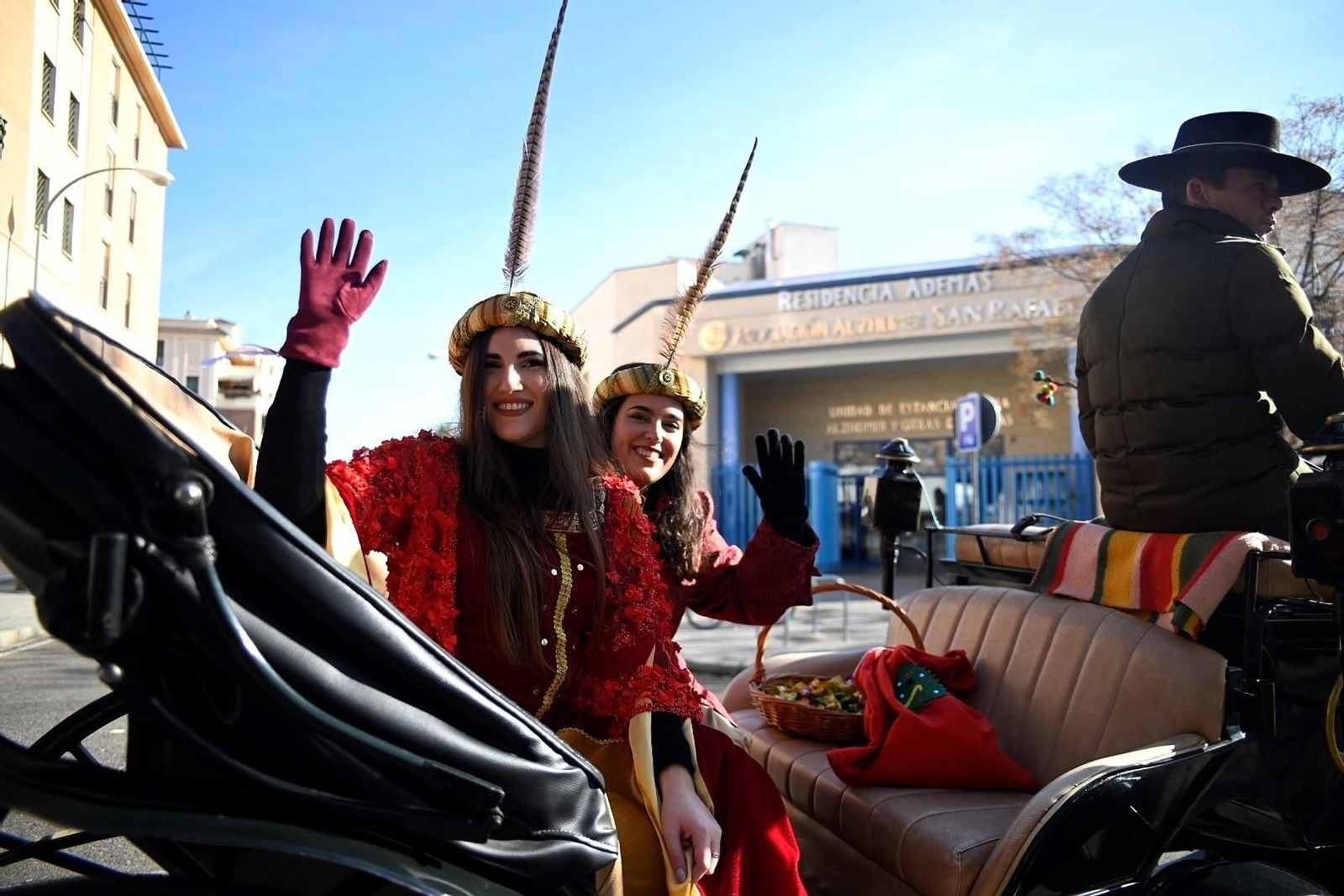 La visita de la Cartera Real de Córdoba a la residencia de Alzheimer San Rafael, en imágenes