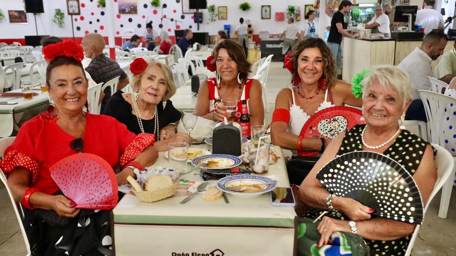 La familia León Villar en la caseta Real los Mimbrales.