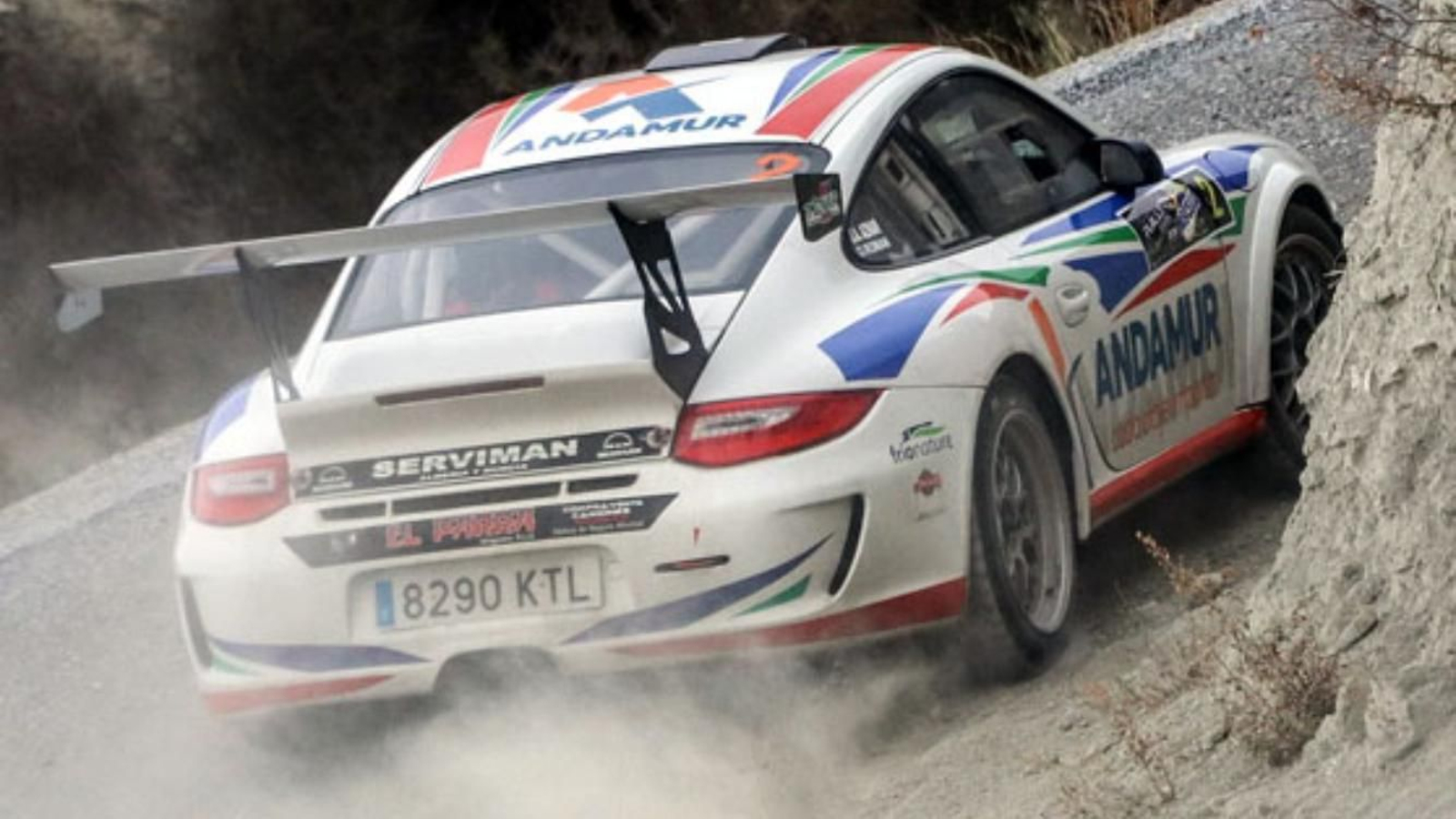 El piloto almeriense toma una curva durante el X Rallye Valle del Almanzora - Sierra de los Filabres