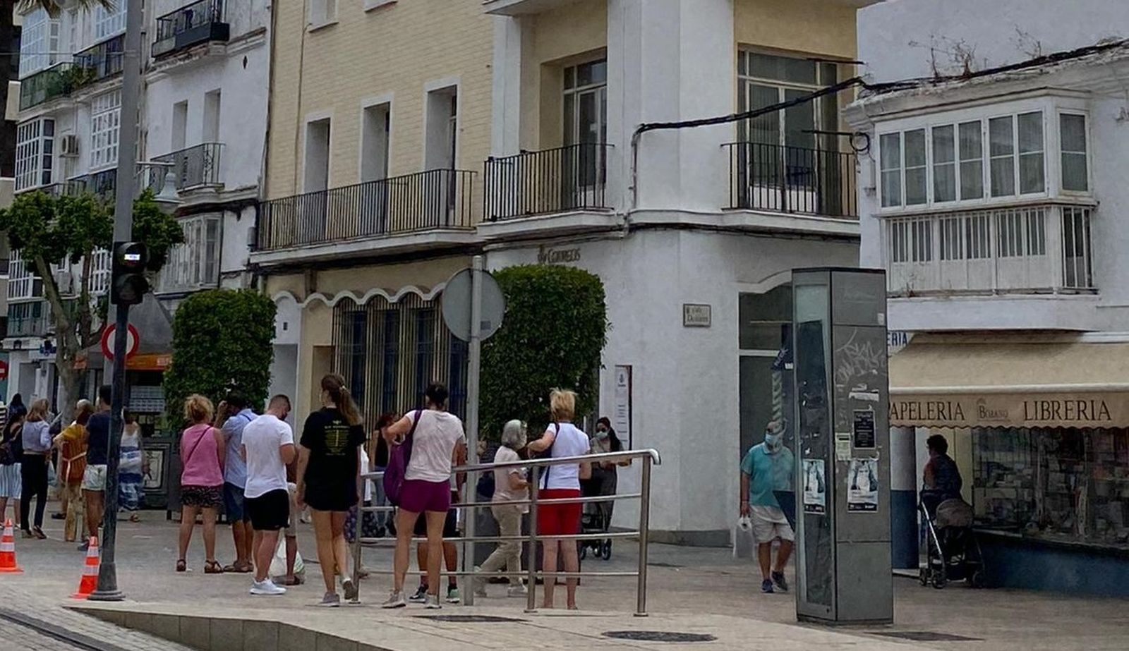 Colas en las inmediaciones de la sede de Correos, en una imagen cedida por el PP de San Fernando.