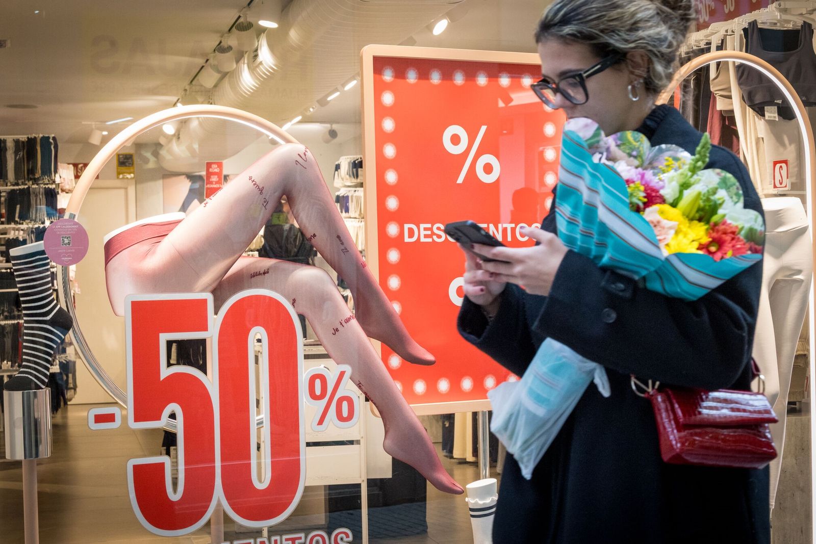 Una mujer ante el escaparate de una de las tiendas de la calle Columela