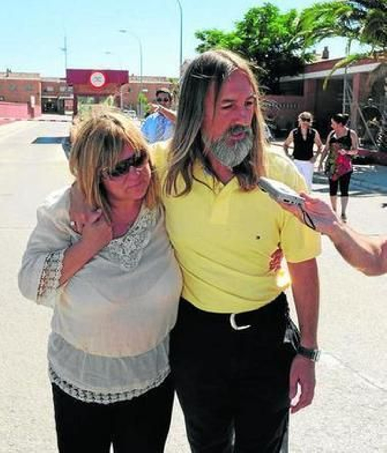 Clemente Ruiz, junto a su esposa, a la salida de Puerto II el jueves.