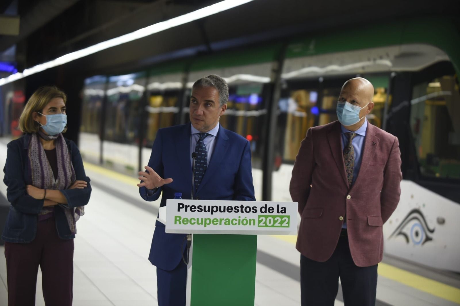 Elías Bendodo (centro) con Rocío Blanco (izq) y Javier Imbroda (der) en el Metro de Málaga.