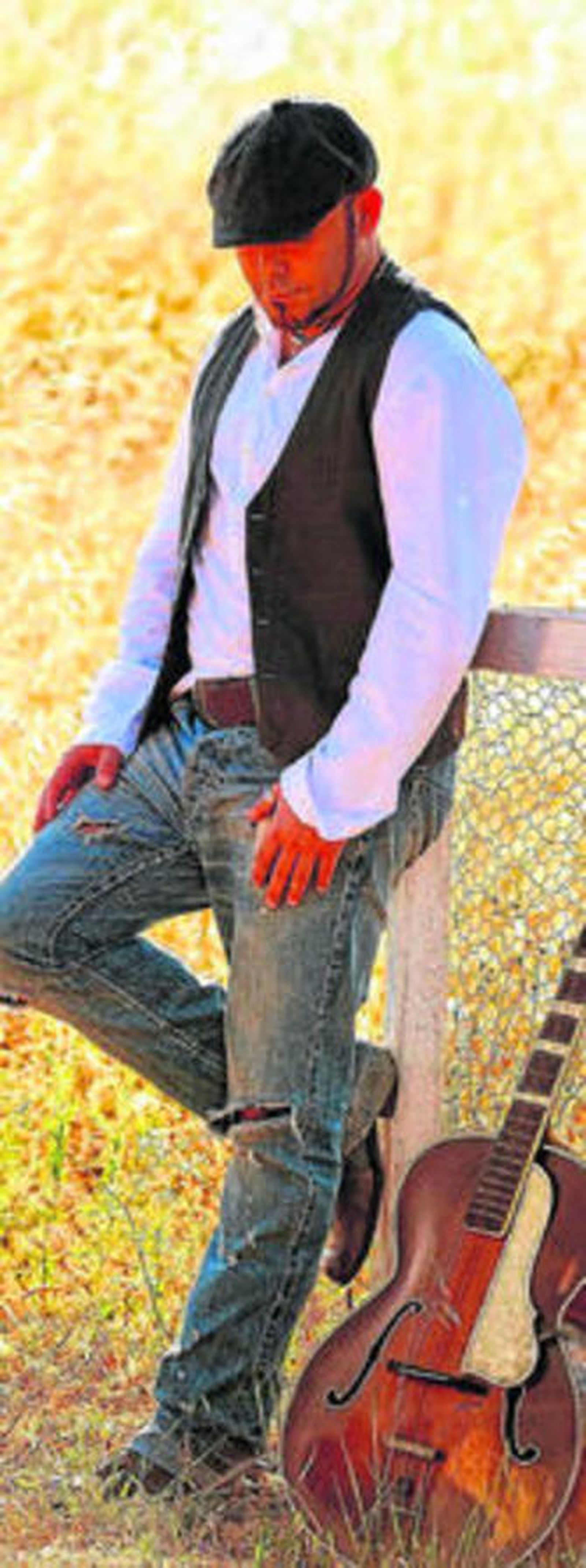 El artista posa con su guitarra.