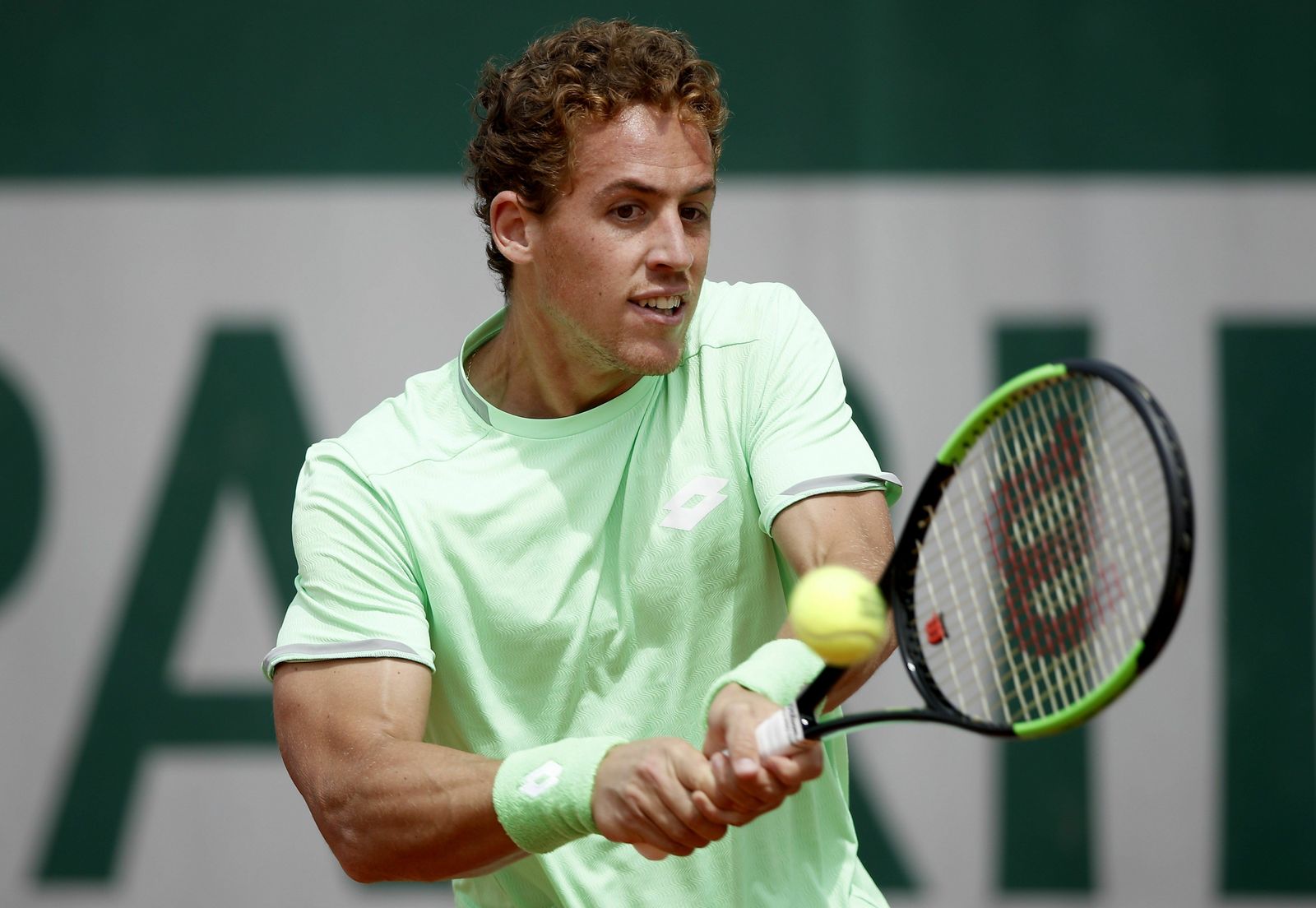 Roberto Carballés golpea de revés en su enfrentamiento ante el galo Muller