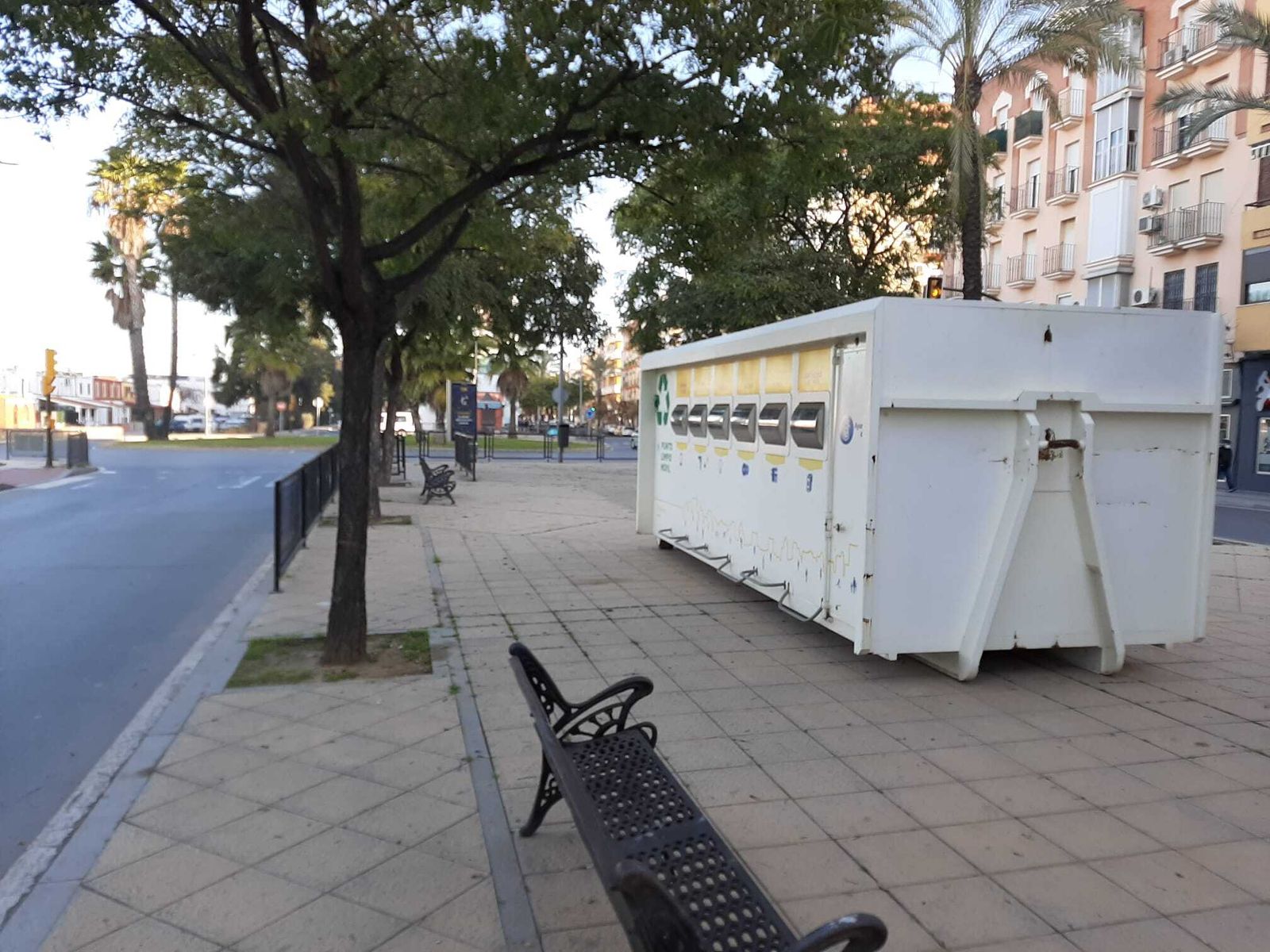 Nuevo Punto Limpio Móvil de Huelva, este lunes.