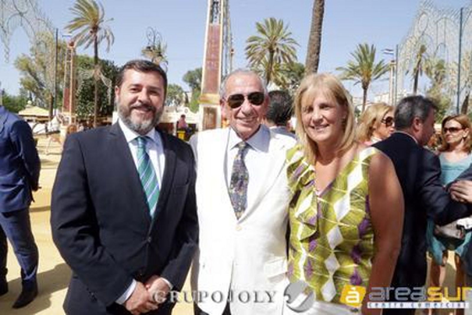 El alcalde de El Puerto de Santa María, Alfonso Candón, posa en la puerta de la caseta del Diario junto a Carmelo Delfín y María José García-Pelayo.

Foto: Vanesa Lobo