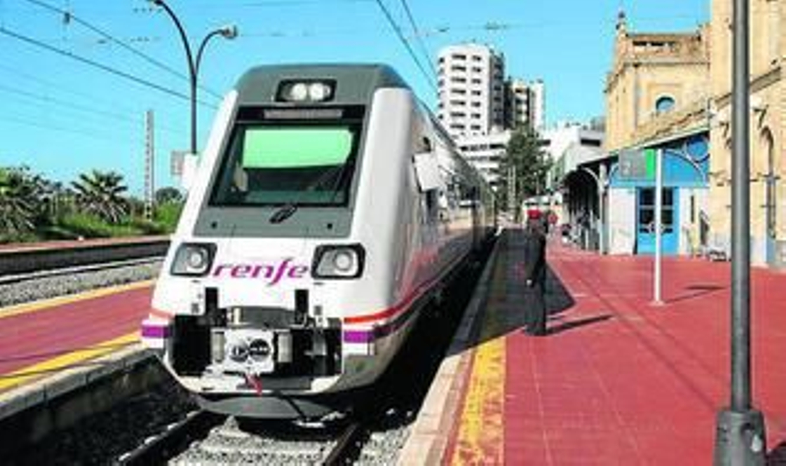 Un tren Alvia, en la estación de trenes de la capital onubense.