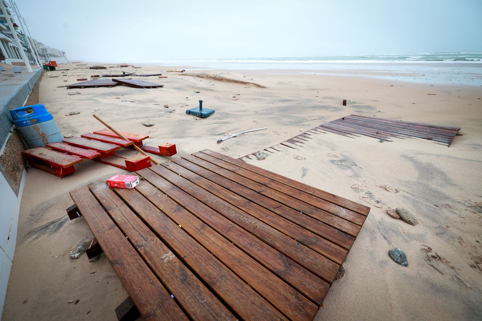 Imágenes de los principales destrozos provocados por la borrasca Leonardo en Cádiz