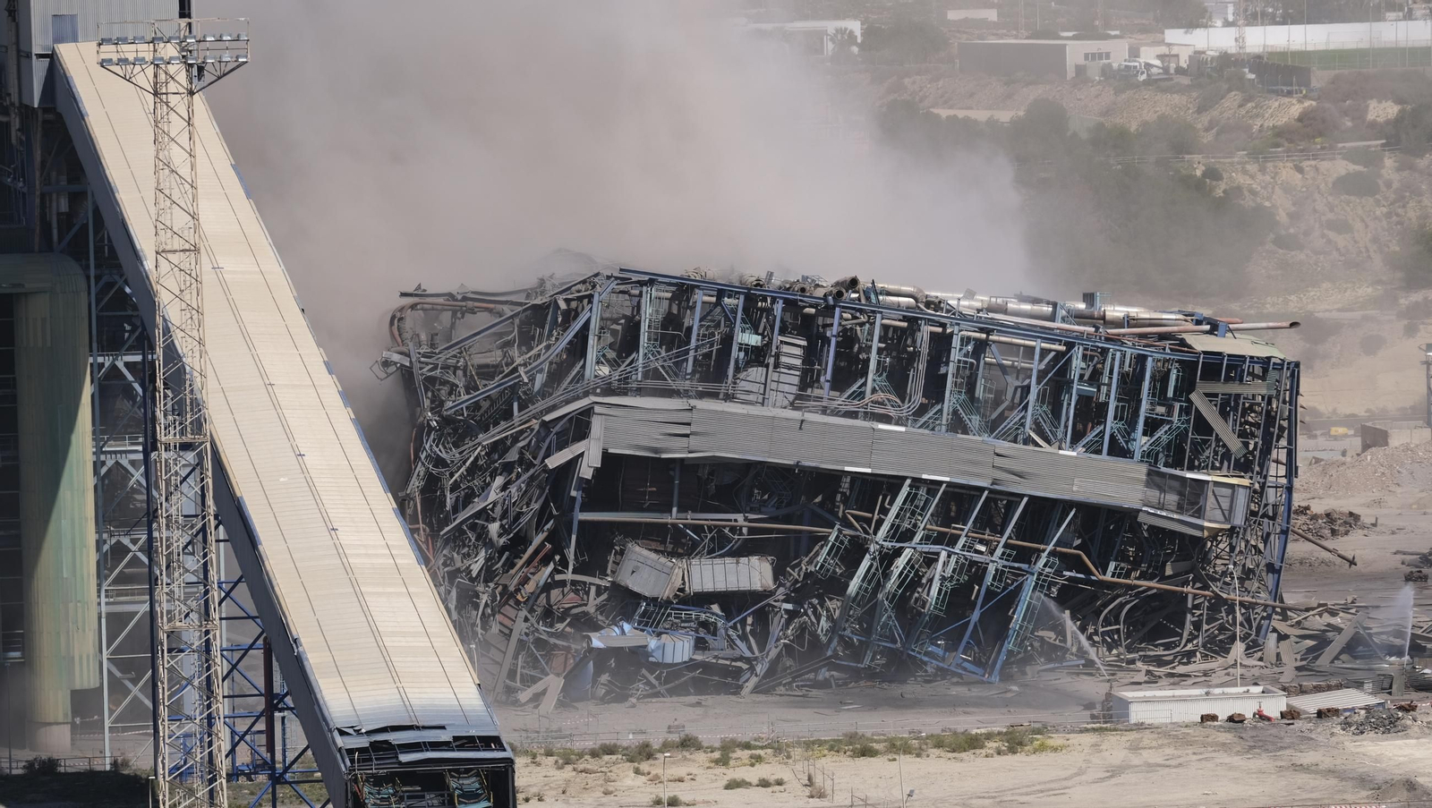 La voladura-demolición de la central térmica de Endesa en Carboneras, en imágenes