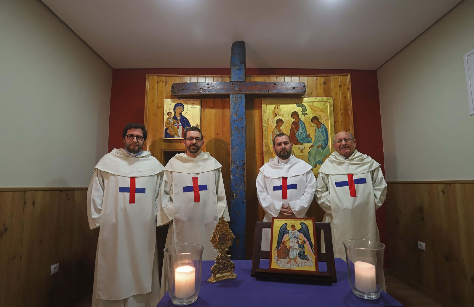 Los cuatro religiosos de la orden trinitaria que custodian la Cruz de Lampedusa en Algeciras.
