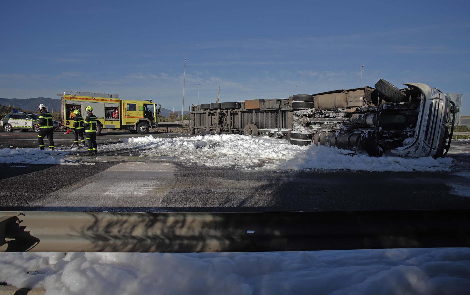 Fotos del camión volcado en la A7 en Los Barrios