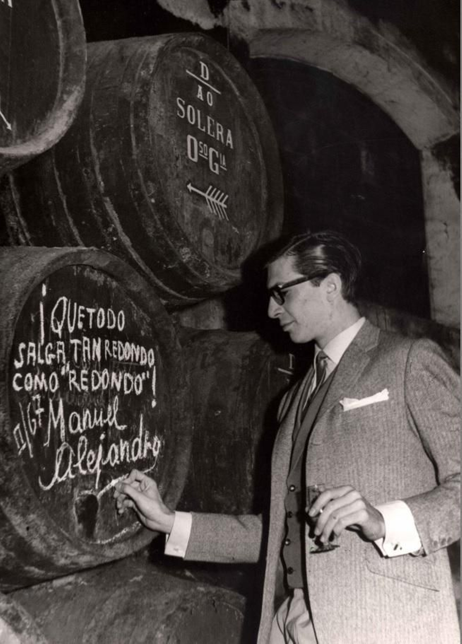 Manuel Alejandro firma una bota en las bodegas Domecq, 1967.