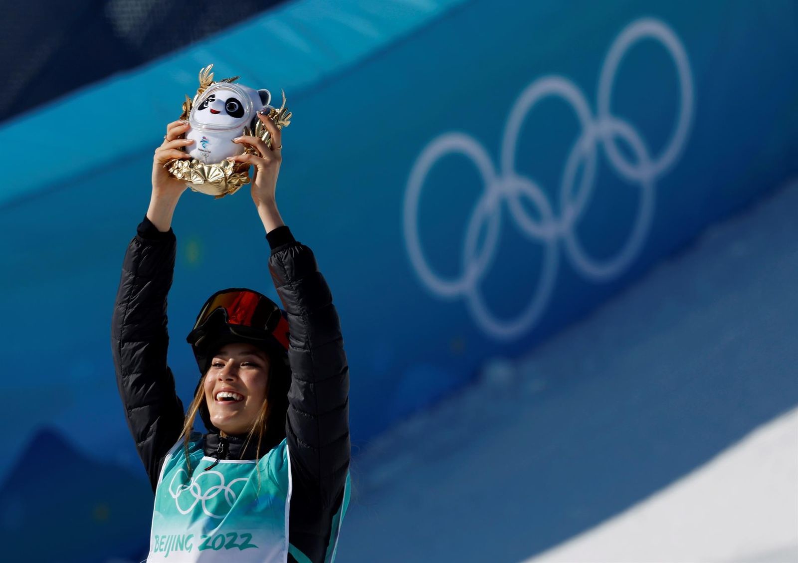Eileen Gu celebra su triunfo en los Juegos Olímpicos.