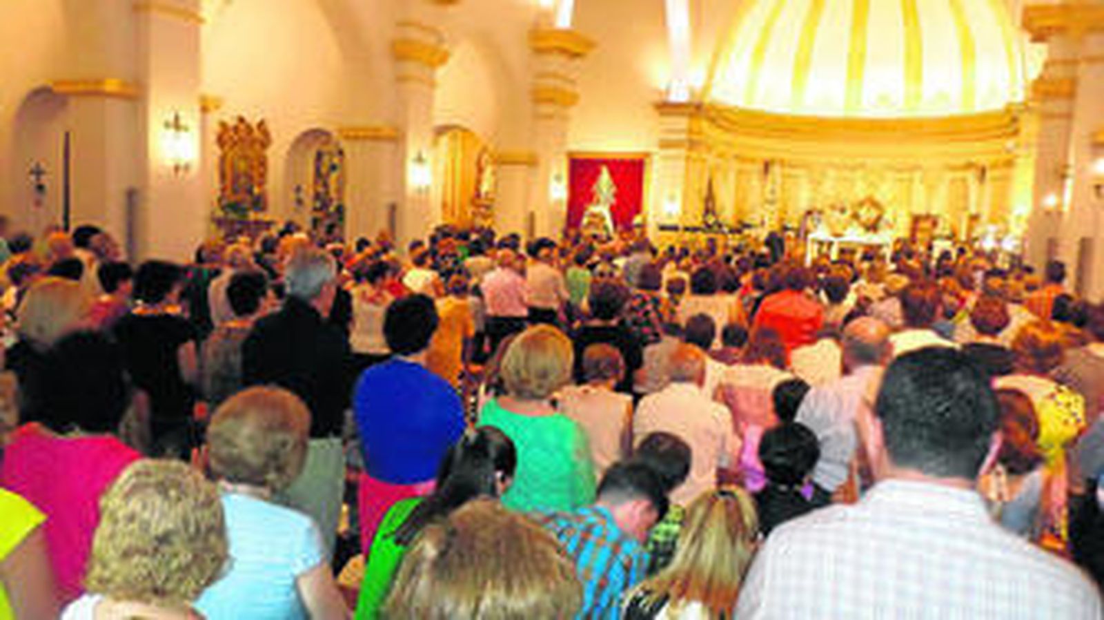 El interior de la iglesia de San Isidro estuvo a rebosar de fieles.