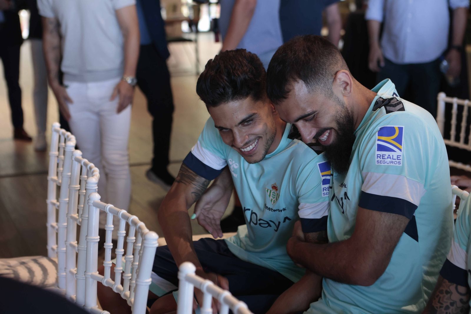 Marc Bartra bromea con Borja Iglesias en el acto de despedida de Canales.