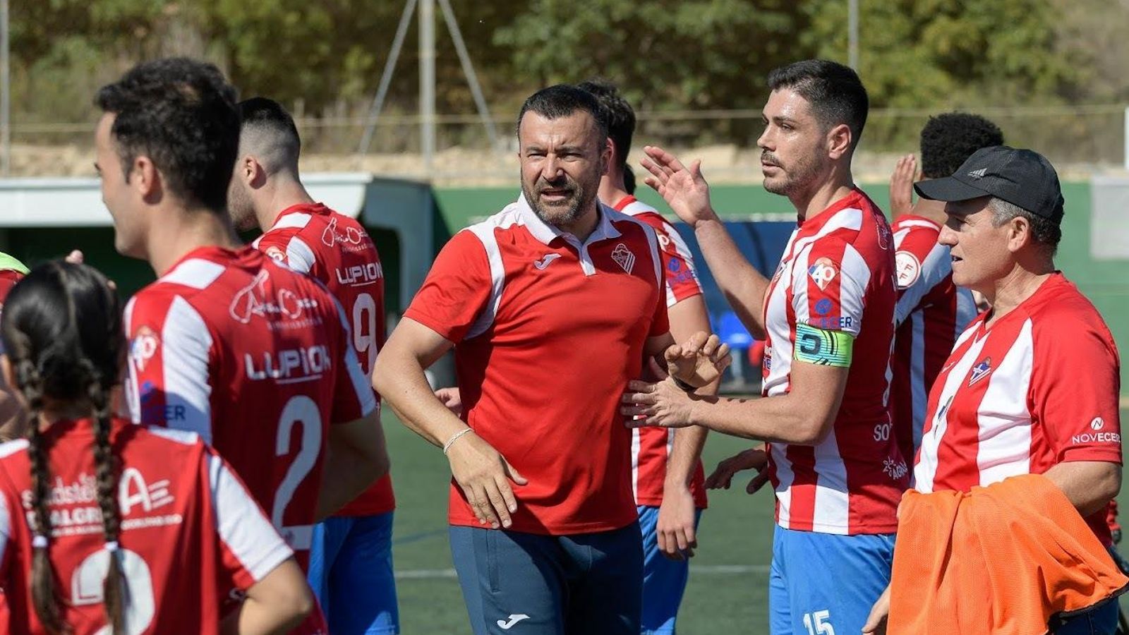 Carlos Hinojo celebra con los suyos la victoria contra el Juventud Torremolinos.