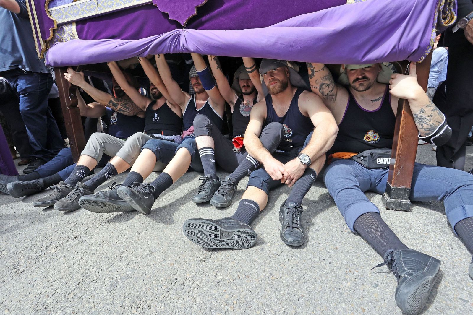 Costaleros de la Hermandad de Pasión el Domingo de Ramos del año pasado.