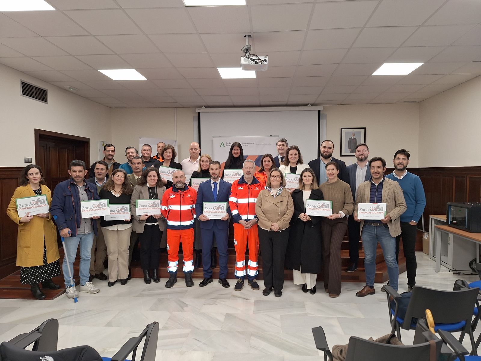 Responsables de las 30 nuevas zonas cardioaseguradas junto a un equipo del 061