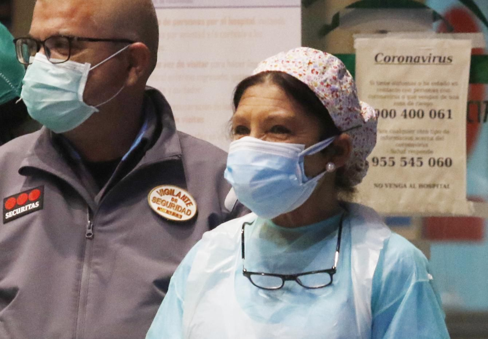 Los profesionales del Hospital Reina Sofía de Córdoba devuelven los aplausos de los cordobeses