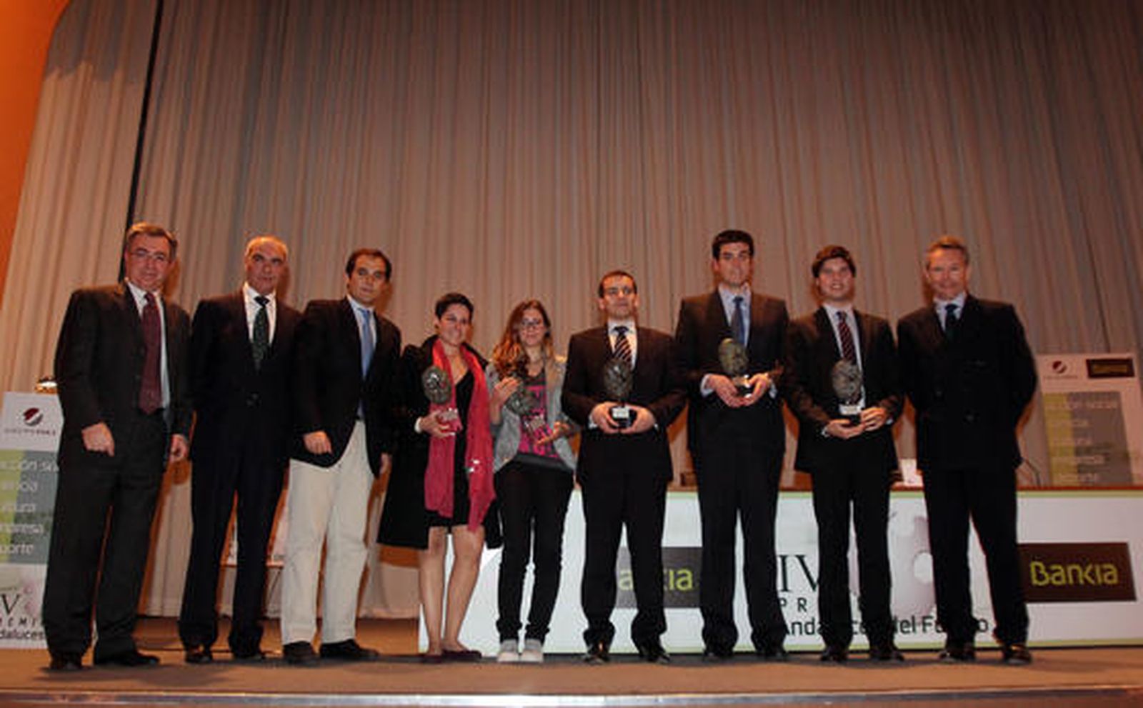 Ignacio Martínez (1º por la izquierda), Antonio Soto (2º por la izquierda), José Antonio Nieto (centro) y José Joly (1º por la derecha), junto a los cinco premiados.  Foto: O. Barrionuevo / lvaro Carmona