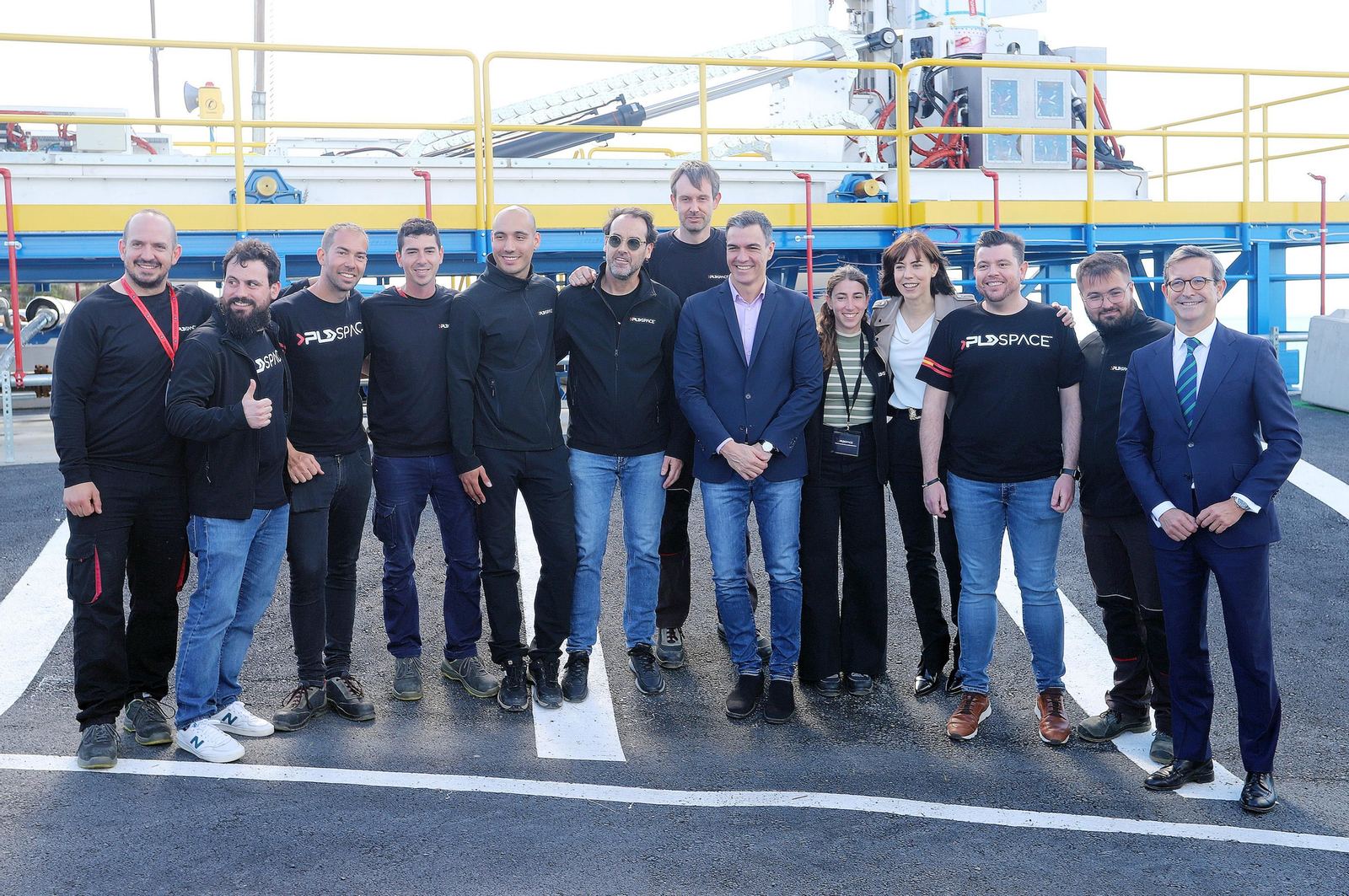 Imágenes de Pedro Sánchez en su visita al cohete Miura en la base espacial en Huelva