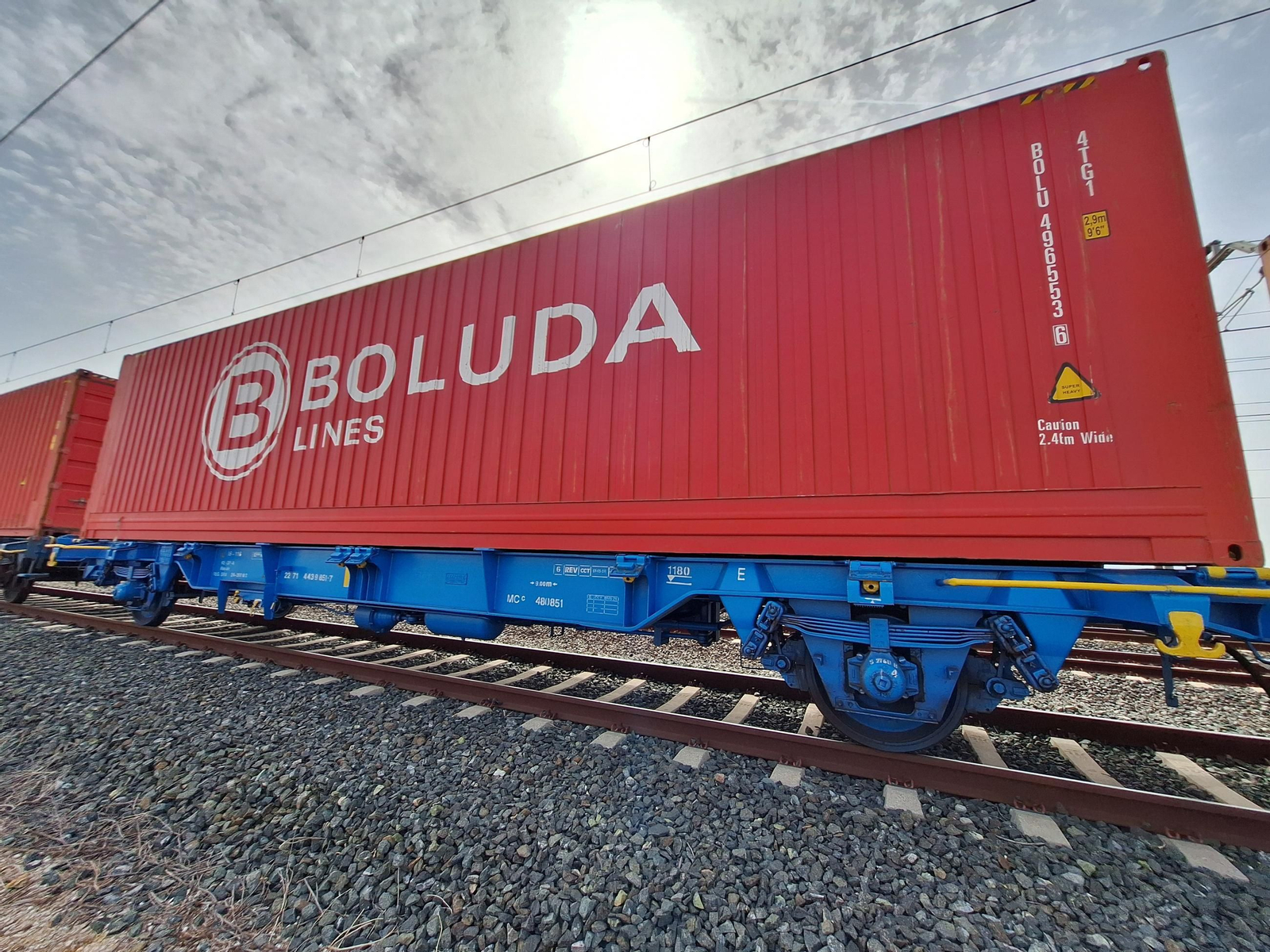 Contenedores de Boluda Lines en un vagón