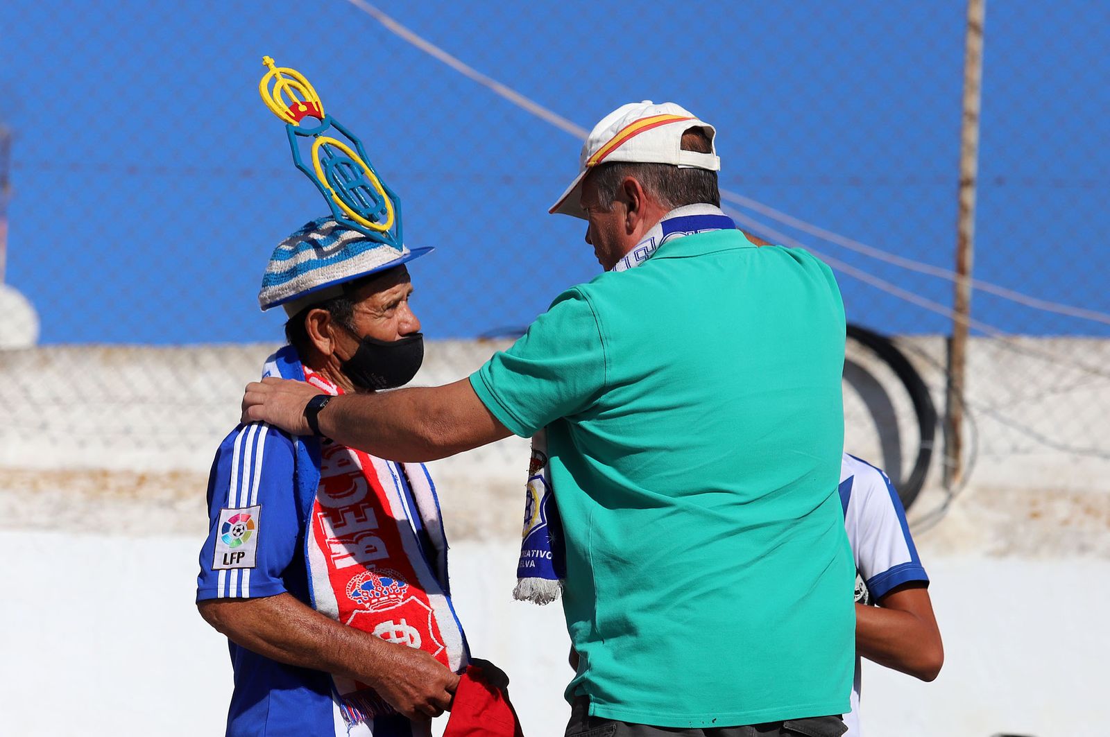 Imágenes de la afición más fiel del Recre en su visita al campo del Antoniano