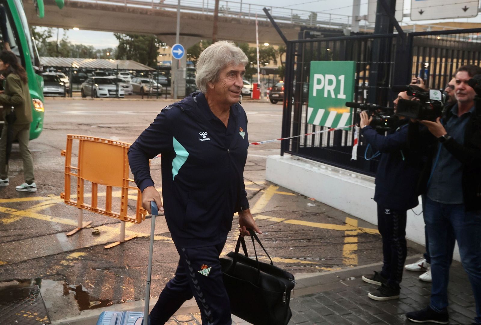 Las fotos de la salida del Betis para Chipre