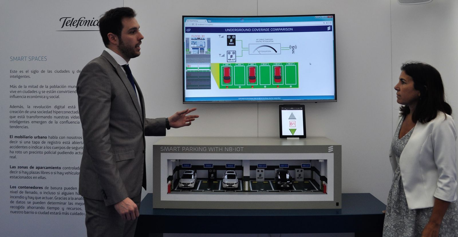 La directora del Territorio Sur de Telefónica, María Jesús Almazor, durante su recorrido por los puestos de 'InnovaTE'.