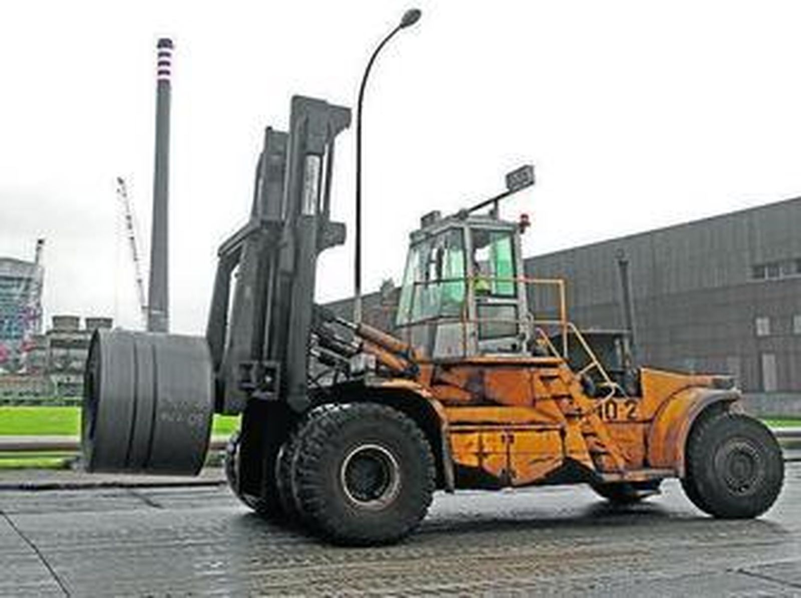 Una carretilla carga con una bobina de acero en la factoría de Palmones.