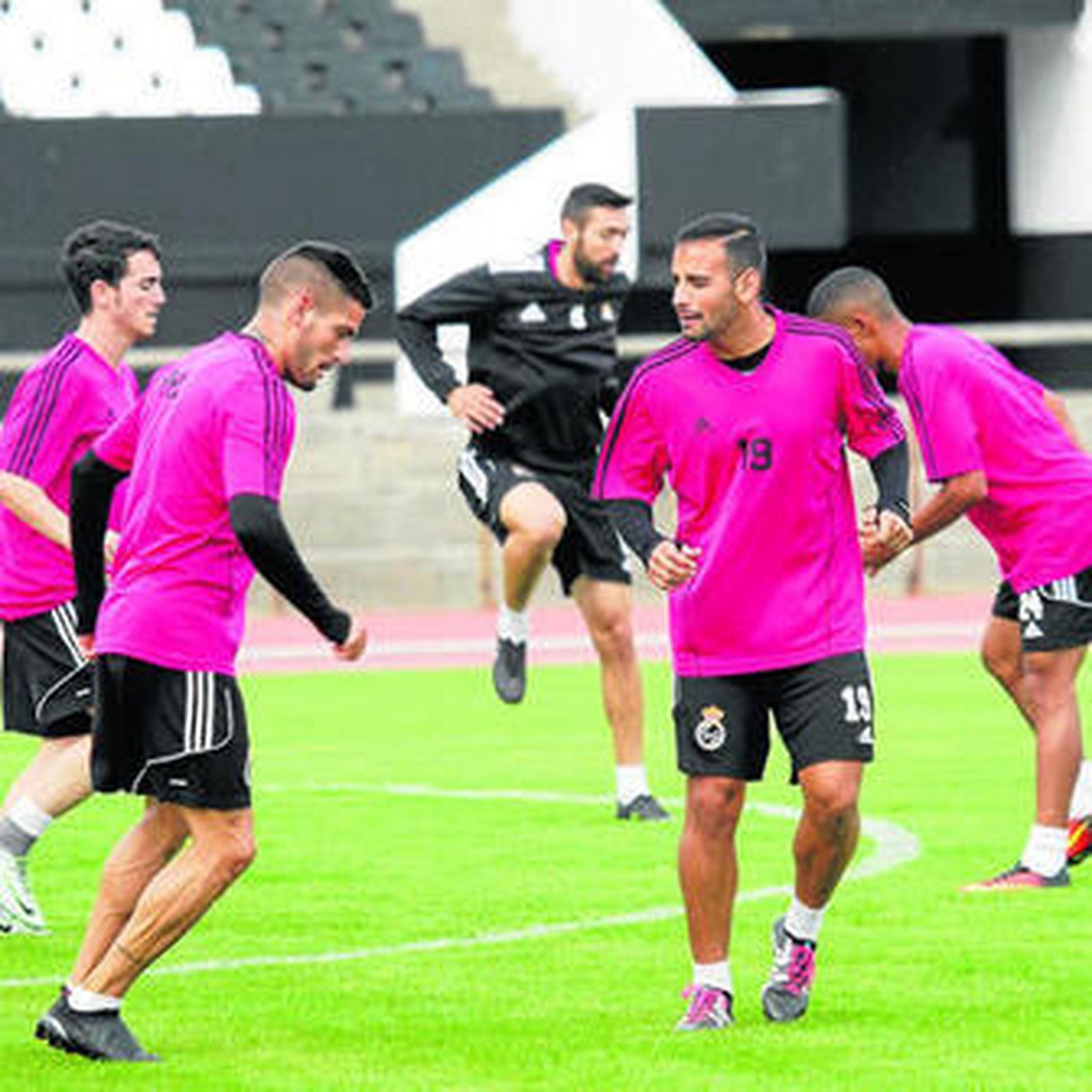 Canario (19), que se perfila como la gran novedad en el once, durante el entrenamiento matinal de ayer.