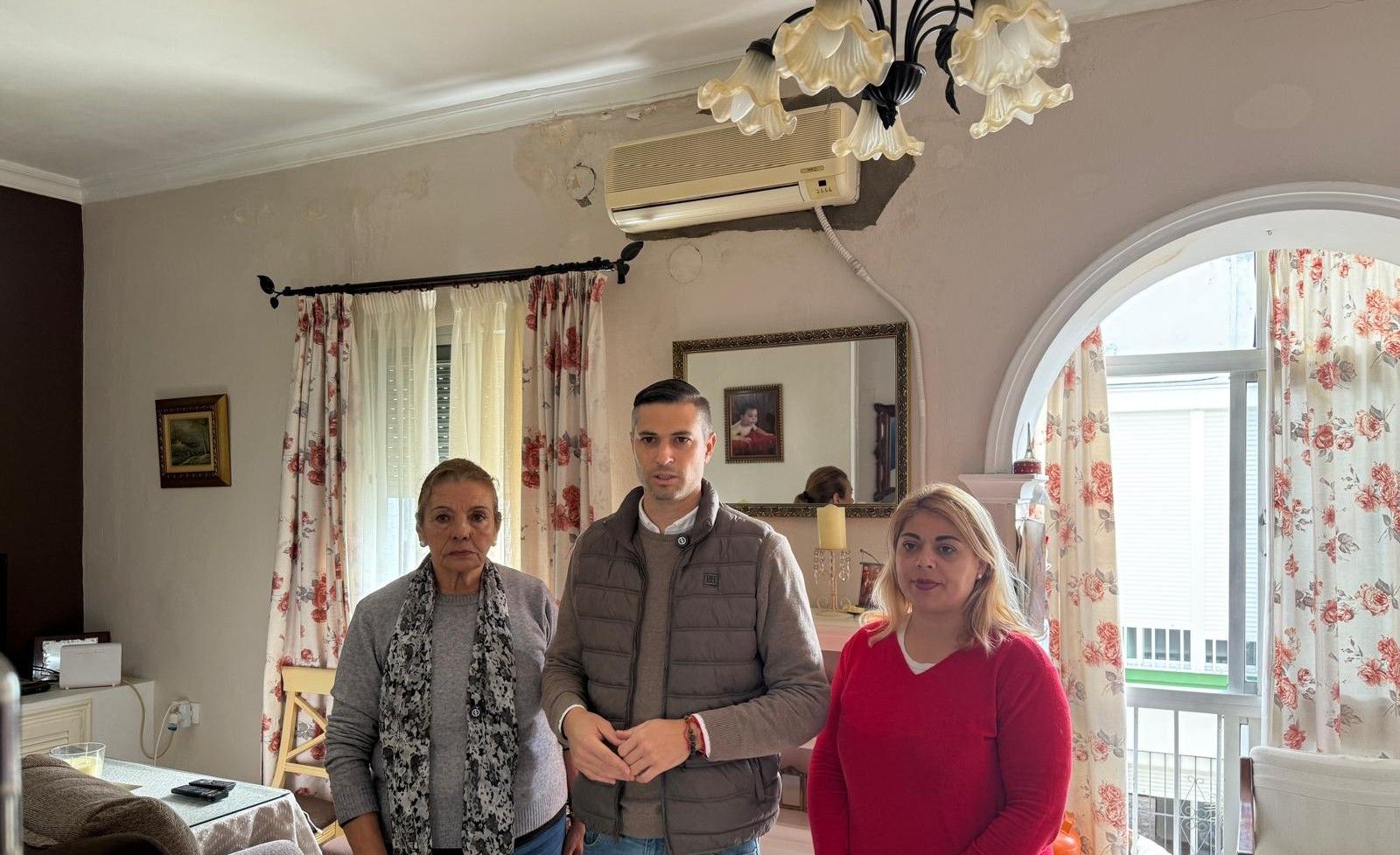 Margarita Álvarez, en su casa de la Barriada de la Playa junto a los ediles socialistas.