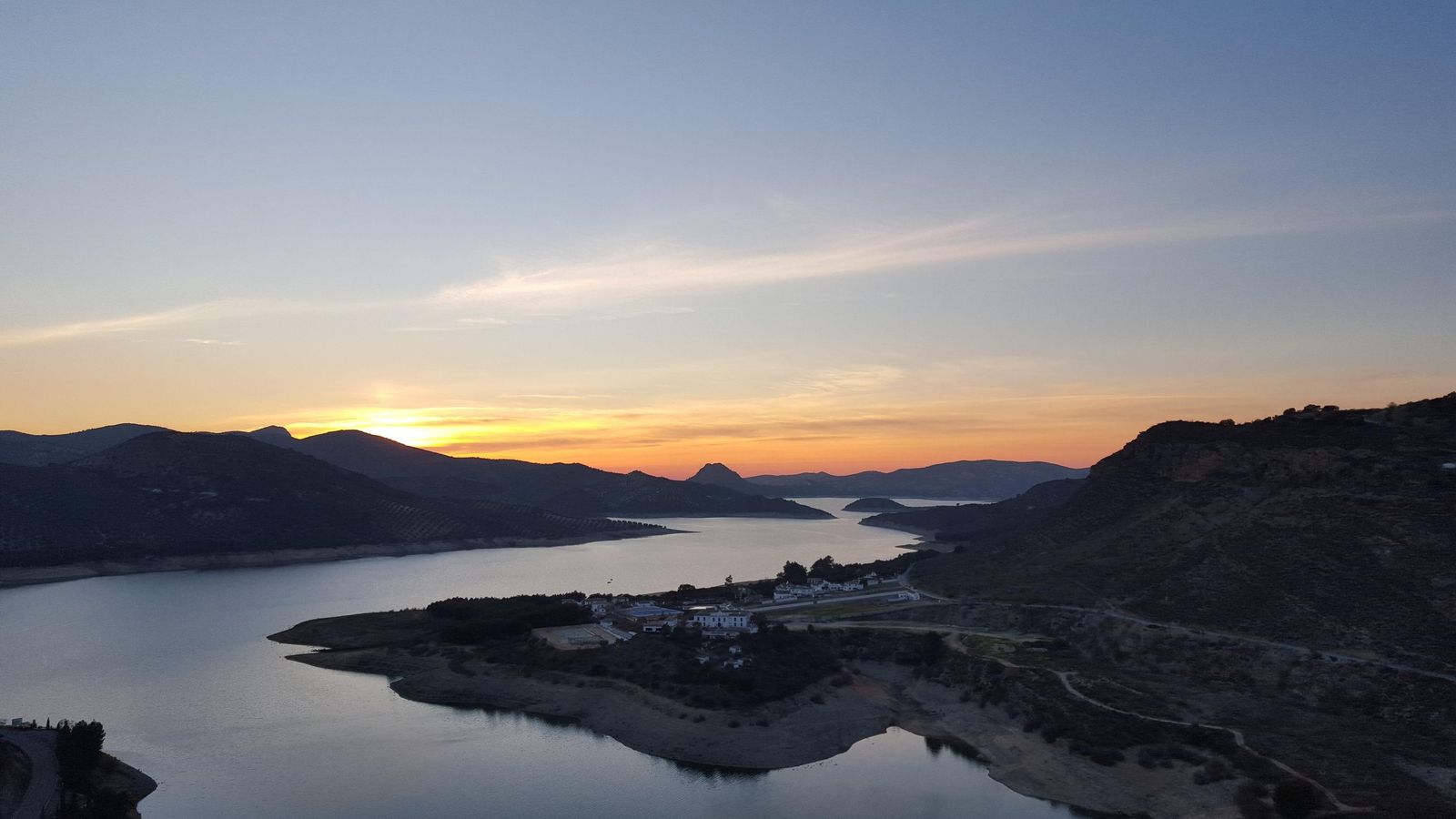 Pantano de Iznájar, en la Subbética.
