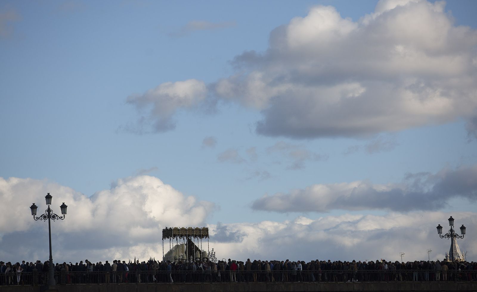 La Virgen de la Estrella el año pasado por el puente.