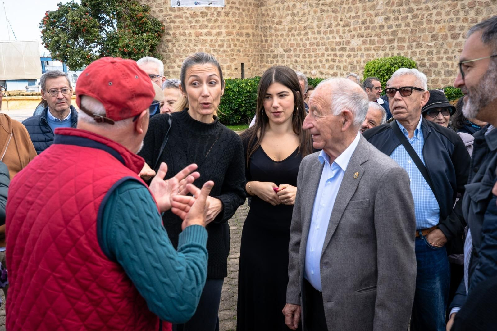 Gabriel Amat visita el Encuentro de Personas Sordas Mayores de Andalucía.