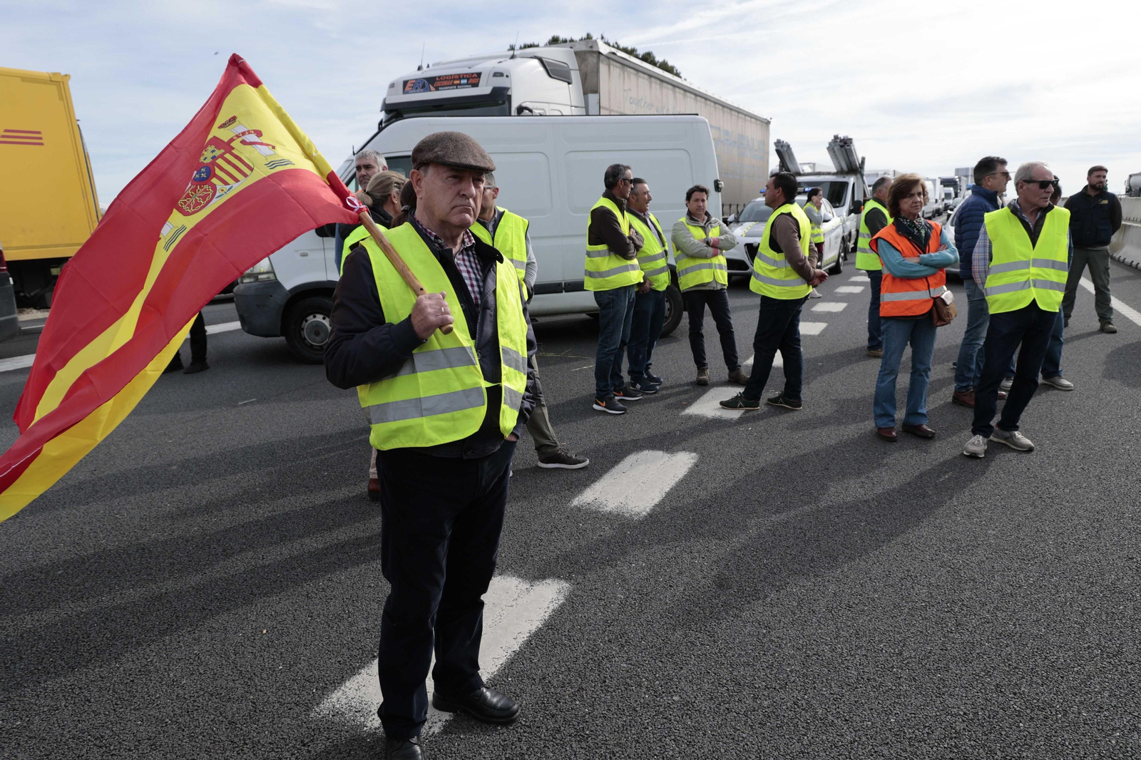 Las imágenes del corte de la A-49 por la protesta de los agricultores