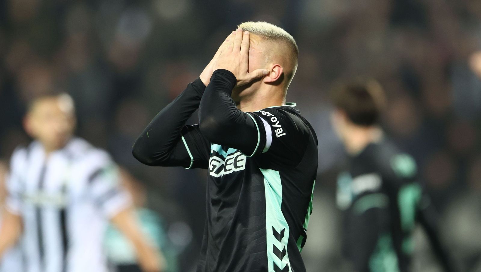 Pablo García se tapa la cara tras perder un balón fácil contra el PAOK.