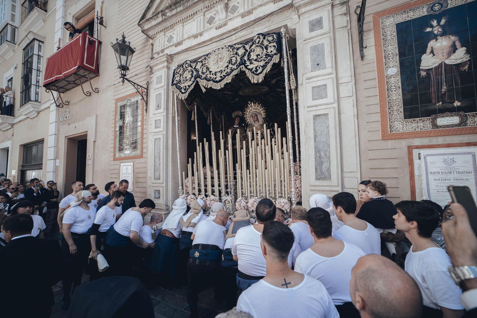 La Virgen de los Dolores y Misericordia saliendo de la capilla del Mayor Dolor.