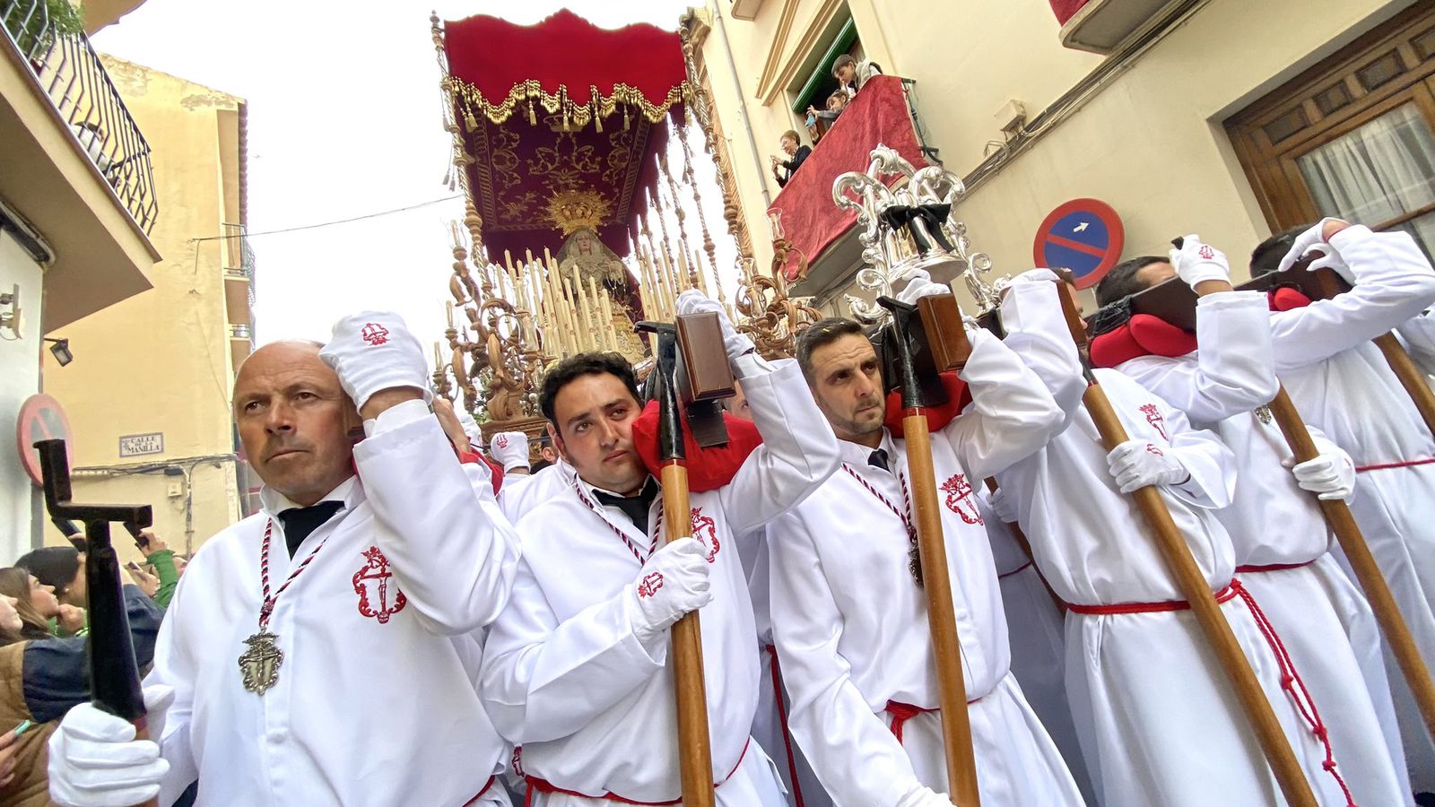 Nuestra Señora del Consuelo a hombros de sus hermanacos tras iniciar el recorrido.