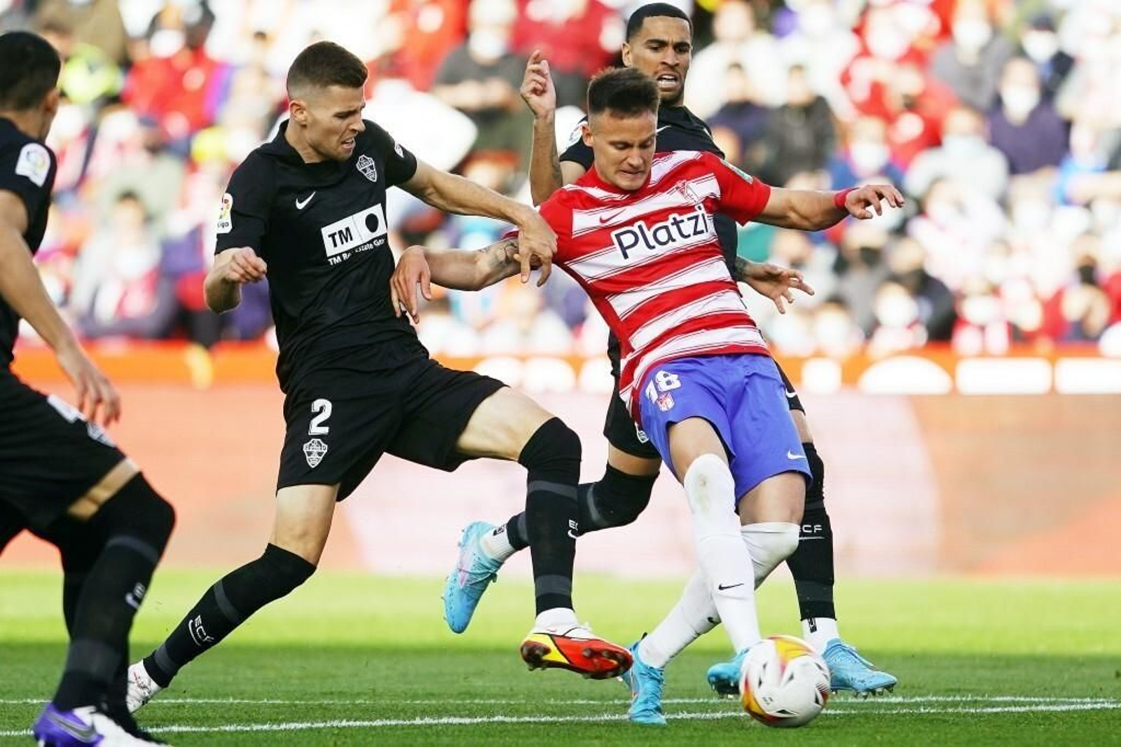 Una acción de ataque del Granada en el pasado partido ante el Elche