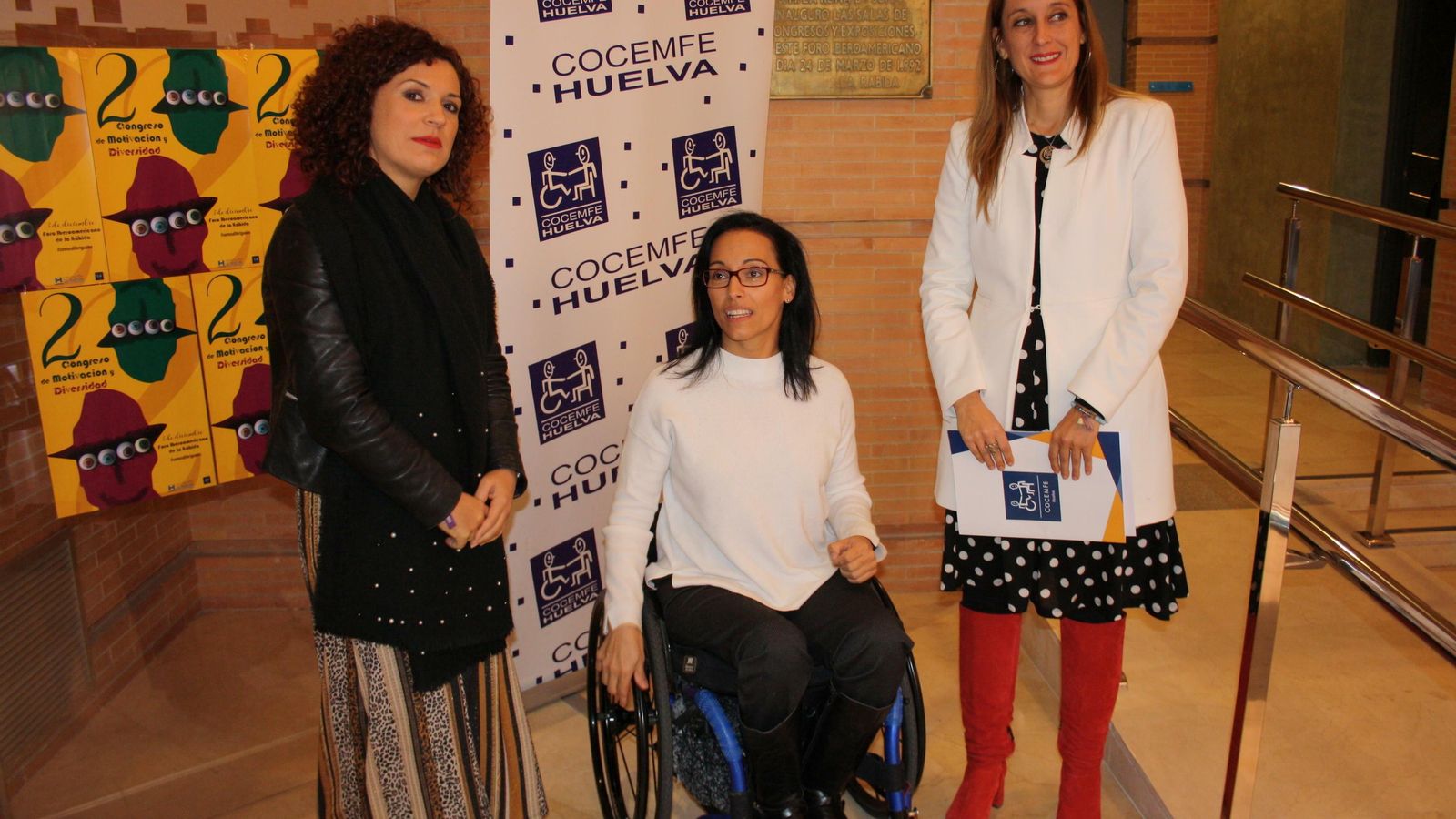 Teresa Perales junto a María Eugenia Limón y Rocío Pérez antes del comienzo del Congreso.