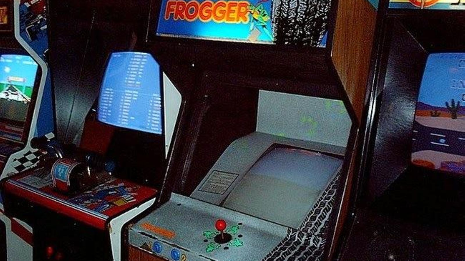 Antiguas máquinas de videojuegos.