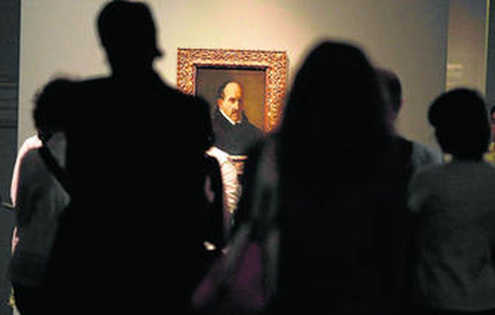 Varias personas contemplan el retrato que Velázquez hizo de Góngora, expuesto en la Biblioteca Nacional.