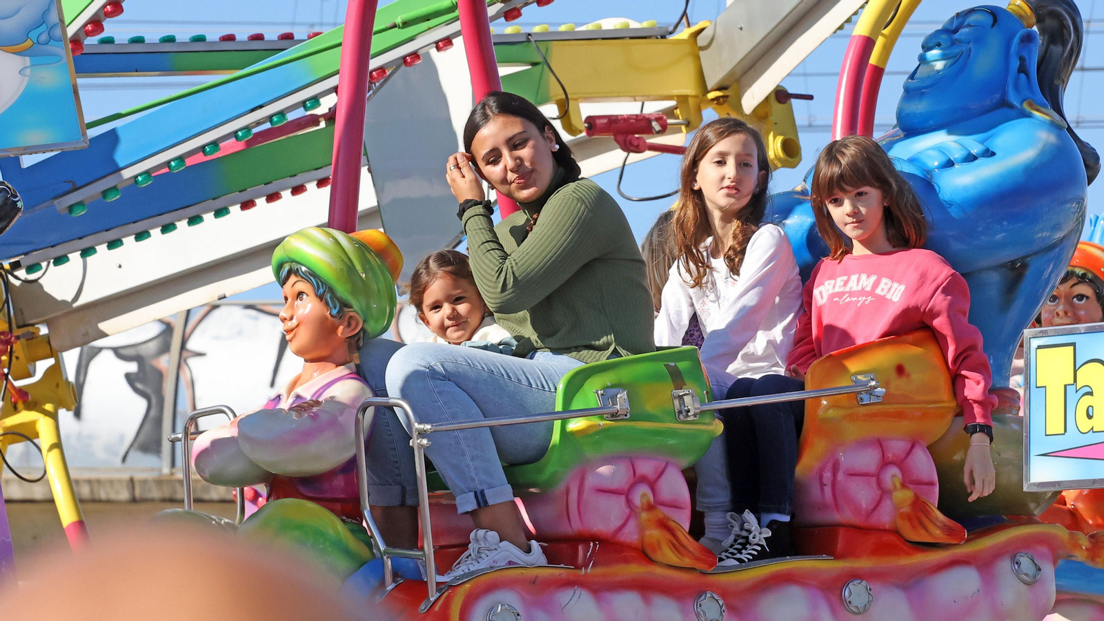 El parque de atracciones de Navidad junto a la Feria volvió a llenarse este sábado El parque de atracciones de Navidad junto a la Feria volvió a llenarse este sábado