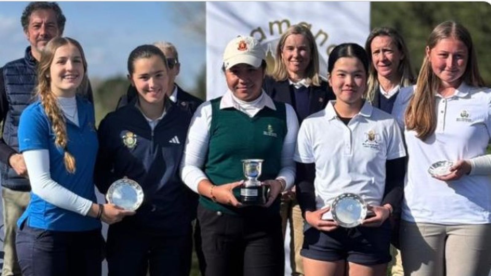 Las premiadas en el torneo femenino