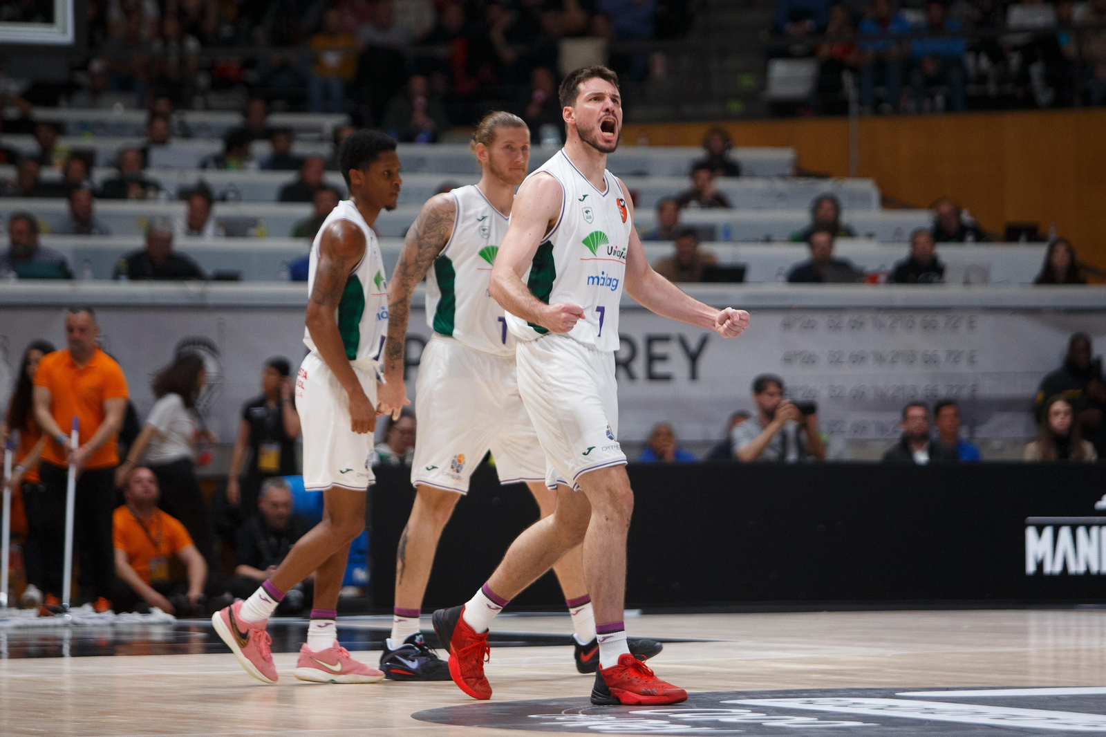 Jonathan Barreiro celebra una canasta.