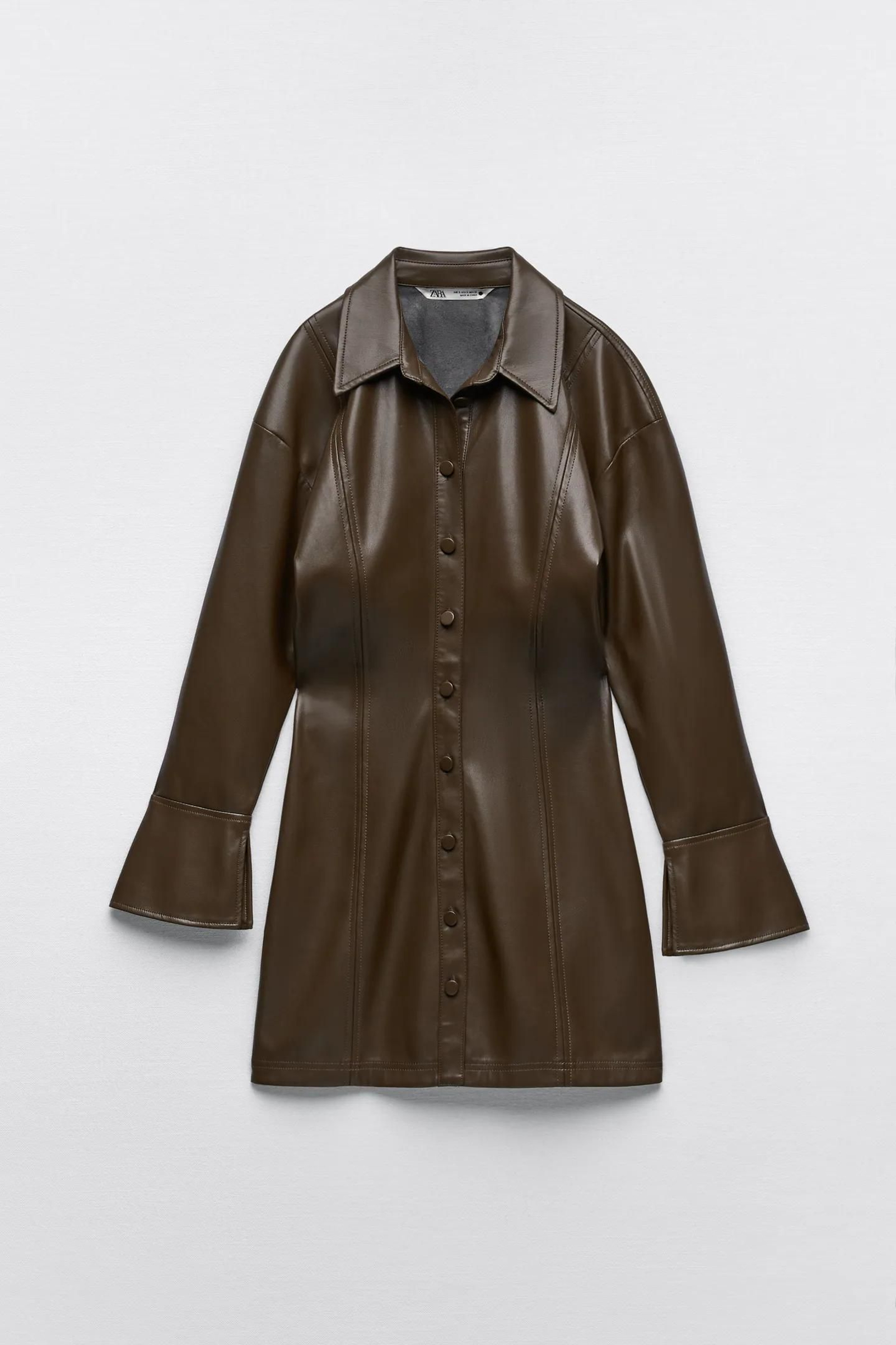 Vestido efecto piel de Zara.